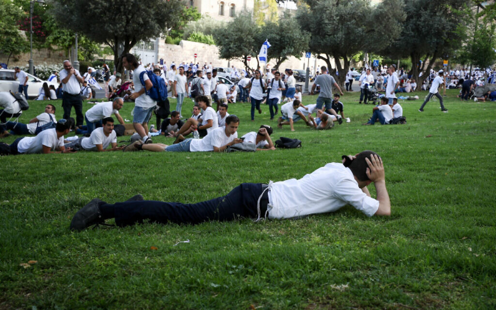 Israelis take cover as a siren sounds warning of incoming rockets from the Gaza Strip, during Jerusalem Day, in Jerusalem, May 10, 2021. (Flash90)