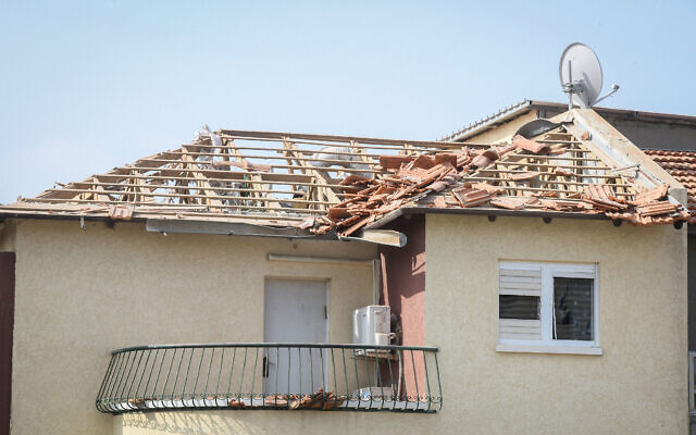 An Ashkelon home hit by a rocket fired from the Gaza Strip on May 11, 2021 (Flash90)