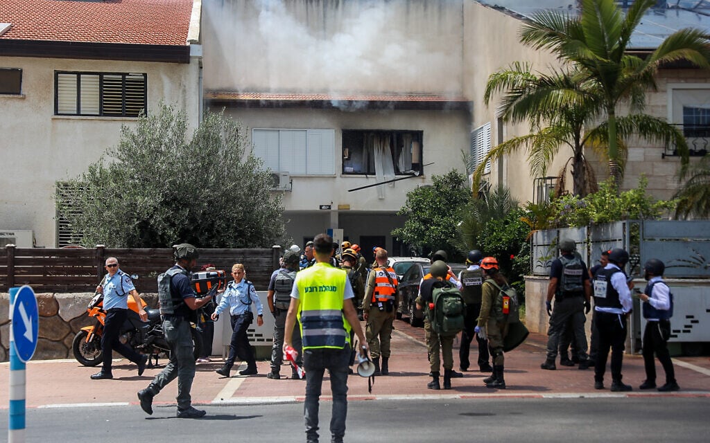 Israeli security forces at an Ashdod home hit by a rocket fired from the Gaza Strip on May 11, 2021 (Flash90)