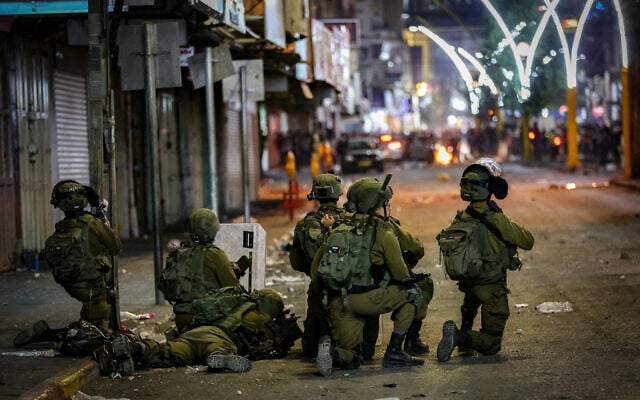 Clashes between the Israeli army and Palestinians in the West Bank city of Hebron on May 12, 2021. (Wissam Hashlamoun/Flash90) Clashes between the Israeli army and Palestinians in the West Bank city of Hebron on May 12, 2021. (Wissam Hashlamoun/Flash90)