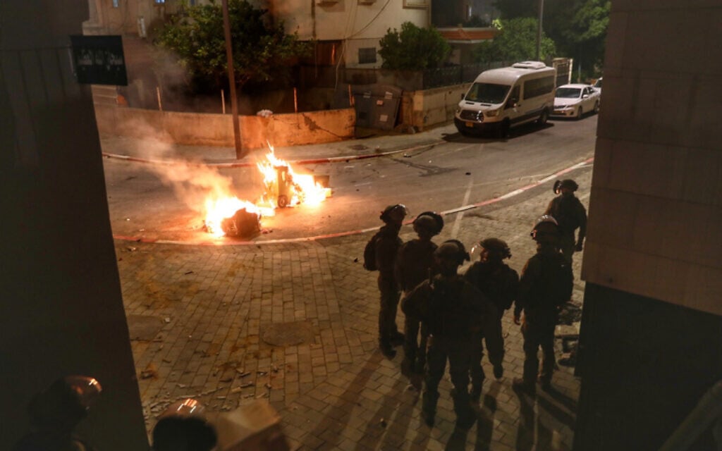 Police seen on the streets of the central city of Lod, May 12, 2021 (Yossi Aloni/Flash90)