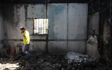 A synagogue in the central Israeli city of Lod torched during a night of heavy rioting in the city, on May 12, 2021. (Yonatan Sindel/Flash90)