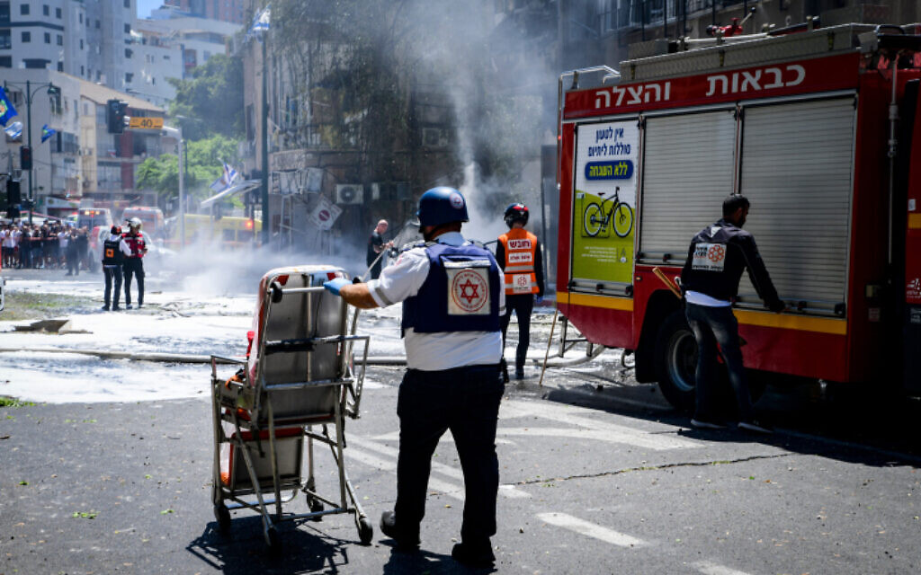 Police and rescue personnel at the scene of a rocket strike in Ramat Gan that left one person dead, on May 15, 2021 (Avshalom Sassoni/Flash90)