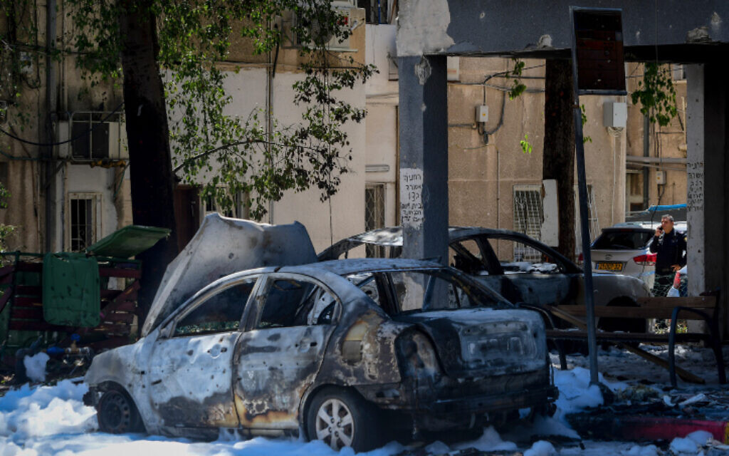 Police and rescue personnel at the scene of a rocket strike in Ramat Gan that left one person dead, on May 15, 2021 (Avshalom Sassoni/Flash90)