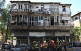 Police and rescue personnel at the scene of a rocket strike in Ramat Gan that killed one person, May 15, 2021 (Gili Yaari /Flash90)
