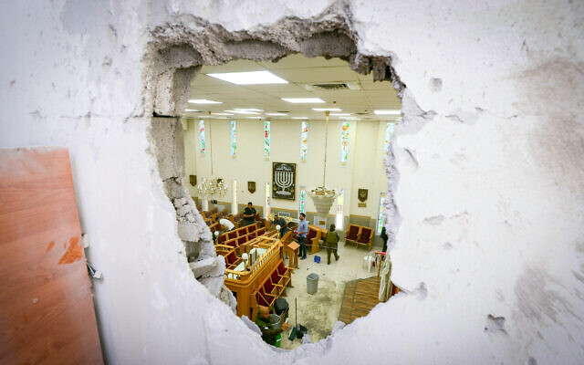 Israeli security forces at the scene where a synagogue in the southern coastal city of Ashkelon was hit by a rocket fired by Palestinian terrorists in the Gaza Strip, May 16, 2021. (Avi Roccah/Flash90)