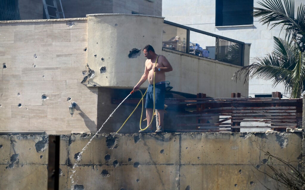 An Israeli man at the scene where a home was hit by a rocket fired from the Gaza Strip in Ashdod on May 16, 2021. (Flash90)