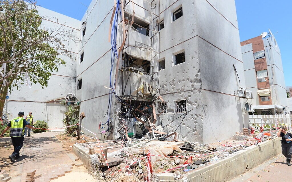 An apartment building in the southern city of Ashdod is seen on May 18, 2021, after it was damaged by a rocket fired by Palestinian terrorists in the Gaza Strip, lightly hurting several people. (Avi Roccah/Flash90)