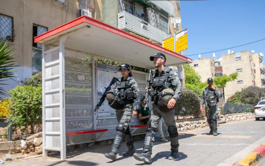 Border Police patrol the streets of the central city of Lod after last week's riots. May 19, 2021 (Yossi Aloni/Flash90)