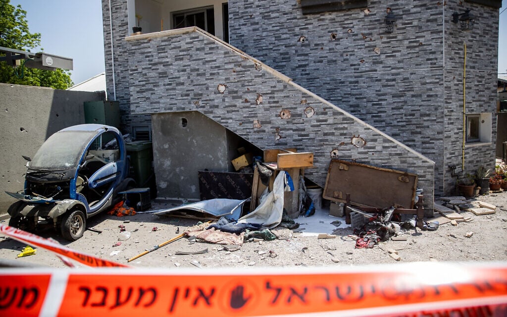 The damage caused to a building in the southern Israeli city of Sderot, after it was hit by a rocket fired from Gaza into Israel, May 20, 2021 (Yonatan Sindel/Flash90)