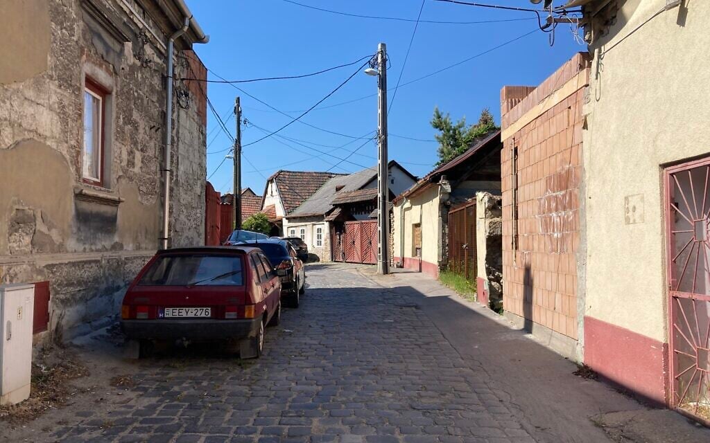 An alleyway next to the synagogue-turned-library in Nagyteteny, which is now a part of Budapest's 22nd district, May 11, 2021. (Yaakov Schwartz/ Times of Israel)