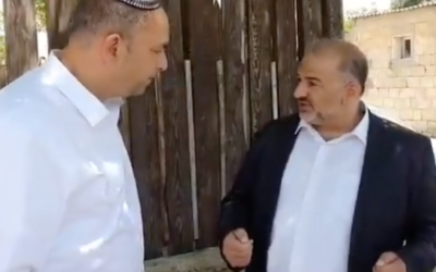 Ra'am party chief Mansour Abbas meets with Lod Mayor Yair Revivo on Sunday, May 17, 2021 (screenshot: Kan)