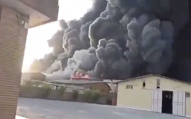 Heavy black smoke rises from Movaledan chemical factory in the vicinity of Qom, one of Iran’s prominent religious cities on May 2, 2021. (Screen capture: Twitter) Heavy black smoke rises from Movaledan chemical factory in the vicinity of Qom, one of Iran’s prominent religious cities on May 2, 2021. (Screen capture: Twitter)