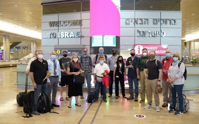 Theology students from Missouri, the first vaccinated tour group to visit Israel in over a year, at Ben Gurion Airport, May 27, 2021. (Michael Dimenstein/GPO) Theology students from Missouri, the first vaccinated tour group to visit Israel in over a year, at Ben Gurion Airport, May 27, 2021. (Michael Dimenstein/GPO)