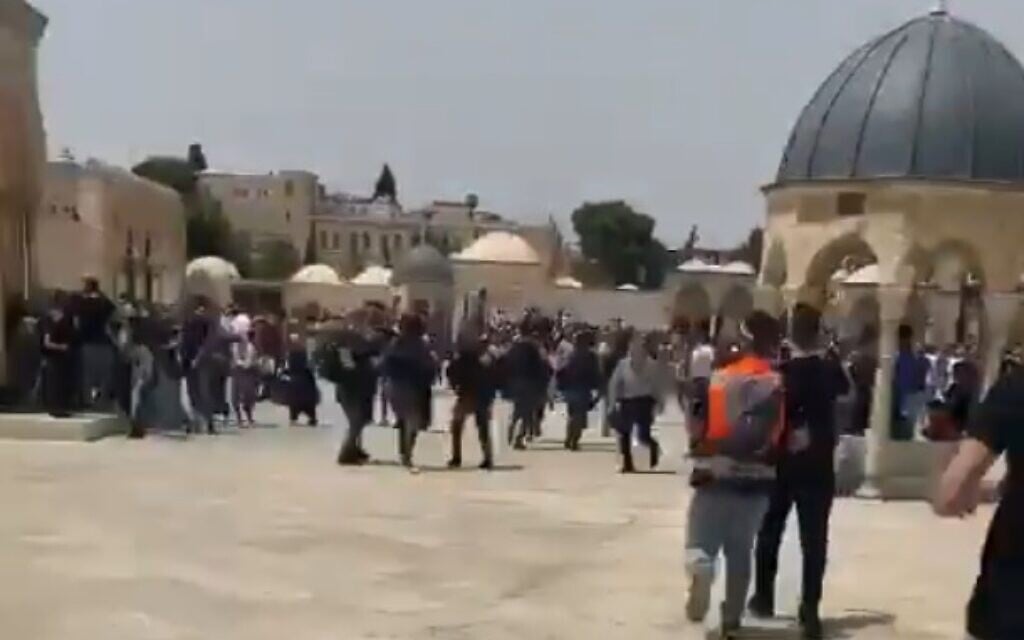 Clashes between police and Muslim rioters in Jerusalem's Temple Mount following Friday prayers and a ceasefire in Gaza, May 21, 2021. (Screenshot: Twiiter)