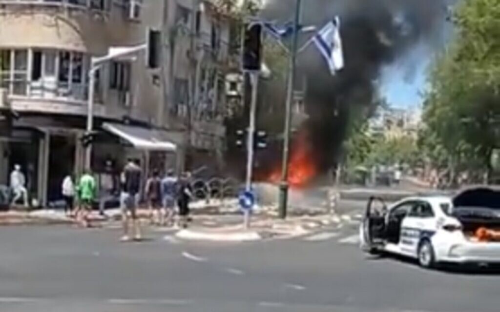 The scene of a rocket impact in Ramat Gan, May 15, 2021 (video screenshot)