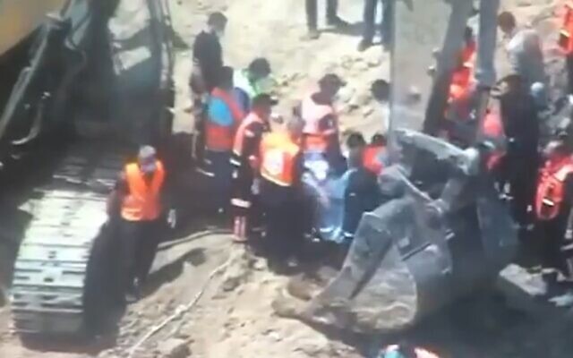 Hamas digs up the bodies of terrorists killed in an Israeli strike on a tunnel near Khan Younis, May 21, 2021 (Screen grab) Hamas digs up the bodies of terrorists killed in an Israeli strike on a tunnel near Khan Younis, May 21, 2021 (Screen grab)