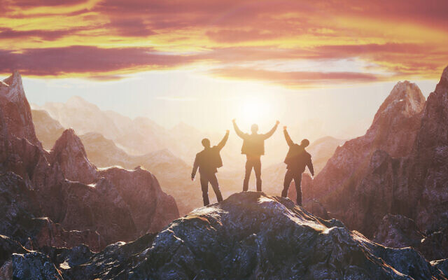 Illustrative image of a team on the peak of mountain; high valuations, reaching goals (FotoMaximum; iStock by Getty Images)