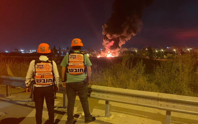 Paramedics observe a fire in Ramle, May 13, 2021. (United Hatzalah) Paramedics observe a fire in Ramle, May 13, 2021. (United Hatzalah)