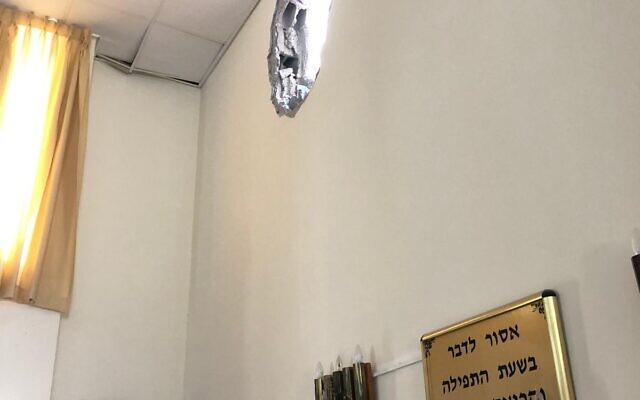 A rocket strike on an Ashkelon synagogue, May 16, 2021 (National Fire and Rescue Authority)