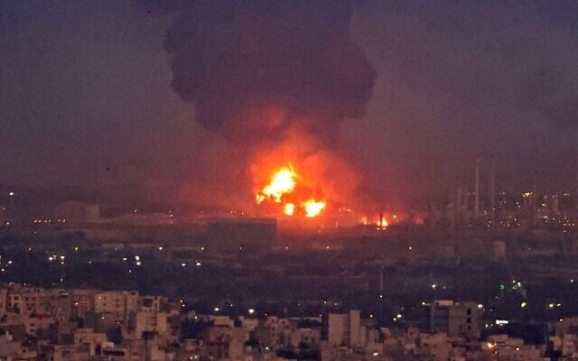 A picture taken on June 2, 2021, shows smoke billowing from the site of a refinery fire in the Iranian capital Tehran. (ATTA KENARE / AFP) A picture taken on June 2, 2021, shows smoke billowing from the site of a refinery fire in the Iranian capital Tehran. (ATTA KENARE / AFP)