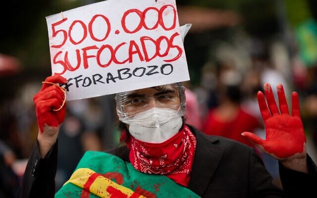 A demonstrator protests against Brazilian President Jair Bolsonaro's handling of the COVID-19 pandemic in Manaus, Brazil on June 19, 2021. - Brazil has passed the milestone of 500,000 COVID-19 victims. (Michael Dantas / AFP) A demonstrator protests against Brazilian President Jair Bolsonaro's handling of the COVID-19 pandemic in Manaus, Brazil on June 19, 2021. - Brazil has passed the milestone of 500,000 COVID-19 victims. (Michael Dantas / AFP)