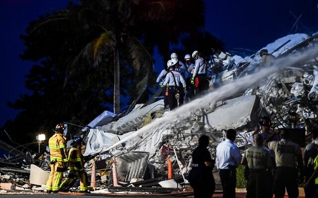 Search and Rescue personnel work at a partial collapse building in Surfside, Miami Beach, on June 24, 2021. (CHANDAN KHANNA / AFP) Search and Rescue personnel work at a partial collapse building in Surfside, Miami Beach, on June 24, 2021. (CHANDAN KHANNA / AFP)