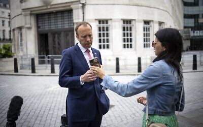Britain's Health Secretary Matt Hancock (L), looks at the phone of his aide Gina Coladangelo as they leave the BBC in central London on June 6, 2021 (Tolga Akmen / AFP)