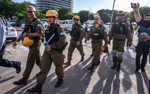An IDF search-and-rescue team arrives at the site of the deadly high-rise residential building collapse in Surfside, Florida, June 27, 2021. (Giorgio Viera/ AFP) An IDF search-and-rescue team arrives at the site of the deadly high-rise residential building collapse in Surfside, Florida, June 27, 2021. (Giorgio Viera/ AFP)