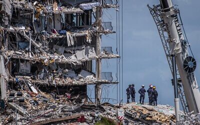 Members of the South Florida Urban Search and Rescue team look for possible survivors in the partially collapsed 12-story Champlain Towers South condo building on June 27, 2021 in Surfside, Florida. (Giorgio Viera / AFP) Members of the South Florida Urban Search and Rescue team look for possible survivors in the partially collapsed 12-story Champlain Towers South condo building on June 27, 2021 in Surfside, Florida. (Giorgio Viera / AFP)