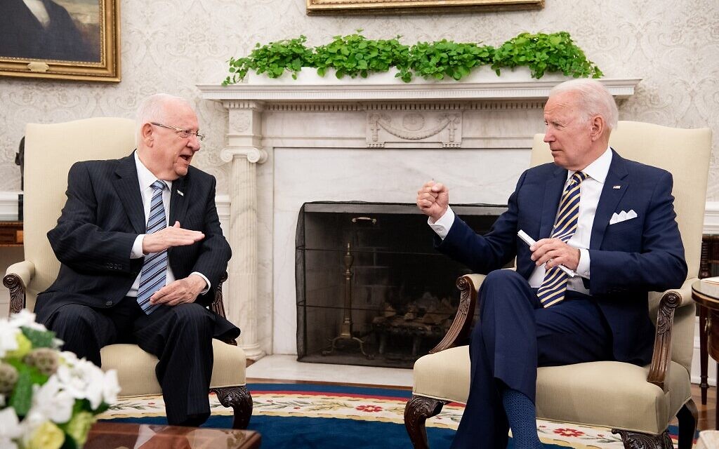 US President Joe Biden and Israeli President Reuven Rivlin (L) hold a meeting in the Oval Office of the White House in Washington, DC, June 28, 2021. (SAUL LOEB / AFP)