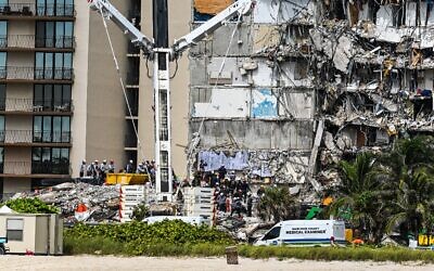 Search and Rescue teams look for possible survivors in the partially collapsed 12-story Champlain Towers South condo building on June 29, 2021 in Surfside, Florida. (CHANDAN KHANNA / AFP)