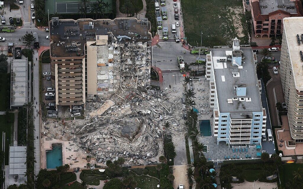 Search and Rescue personnel work after the partial collapse of the 12-story Champlain Towers South condo building on June 24, 2021 in Surfside, Florida. (Photo by JOE RAEDLE / GETTY IMAGES NORTH AMERICA / Getty Images via AFP) Search and Rescue personnel work after the partial collapse of the 12-story Champlain Towers South condo building on June 24, 2021 in Surfside, Florida. (Photo by JOE RAEDLE / GETTY IMAGES NORTH AMERICA / Getty Images via AFP)