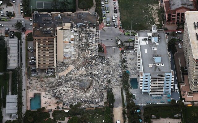 Search and Rescue personnel work after the partial collapse of the 12-story Champlain Towers South condo building on June 24, 2021 in Surfside, Florida. (Photo by JOE RAEDLE / GETTY IMAGES NORTH AMERICA / Getty Images via AFP)