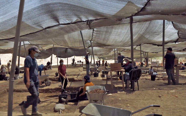 Israel Antiquity Authority excavations in Yavne.  (Emil Aladjem/Israel Antiquities Authority)