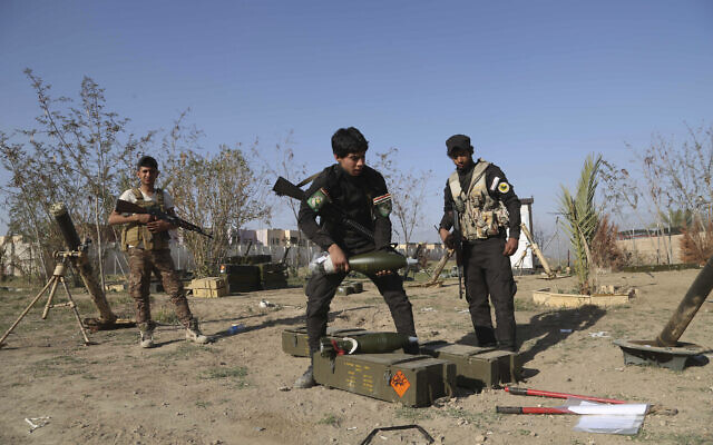 Illustrative: Young Shiite volunteer militia members prepare to attack Islamic State fighters in Tikrit, north of Baghdad, Iraq, March 15, 2015. (AP Photo/Khalid Mohammed, File) Illustrative: Young Shiite volunteer militia members prepare to attack Islamic State fighters in Tikrit, north of Baghdad, Iraq, March 15, 2015. (AP Photo/Khalid Mohammed, File)