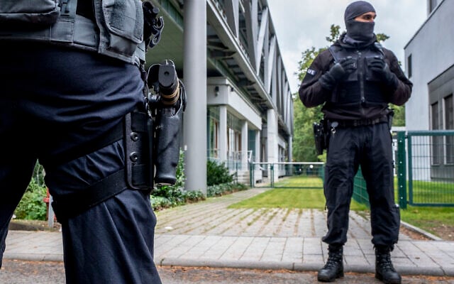 Illustrative -- German police officers in Frankfurt, Germany, Oct.7, 2020 (AP Photo/Michael Probst) Illustrative -- German police officers in Frankfurt, Germany, Oct.7, 2020 (AP Photo/Michael Probst)