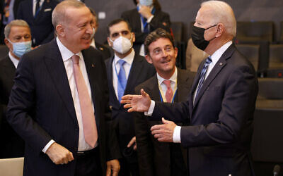 US President Joe Biden, right, speaks with Turkey's President Recep Tayyip Erdogan during a plenary session at a NATO summit in Brussels, June 14, 2021. (AP Photo/ Olivier Matthys, Pool)