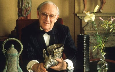 Arthur M. Sackler in his office in this undated photo. (Wikimedia commons/ CC BY-SA 2.0/ Smithsonian Freer and Sackler Galleries)