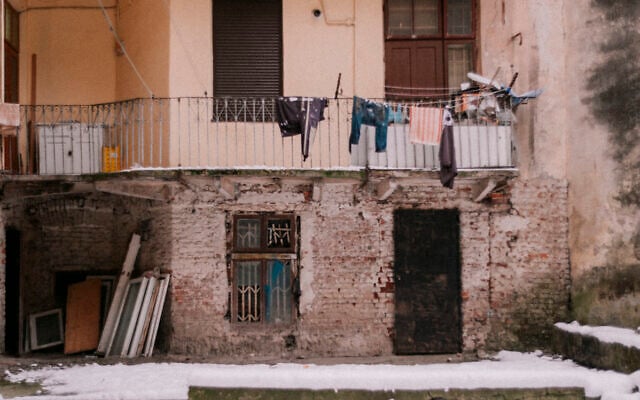 Inner courtyard of ghetto buildings in Lviv, Ukraine, December 2018. (Marc Wilson)