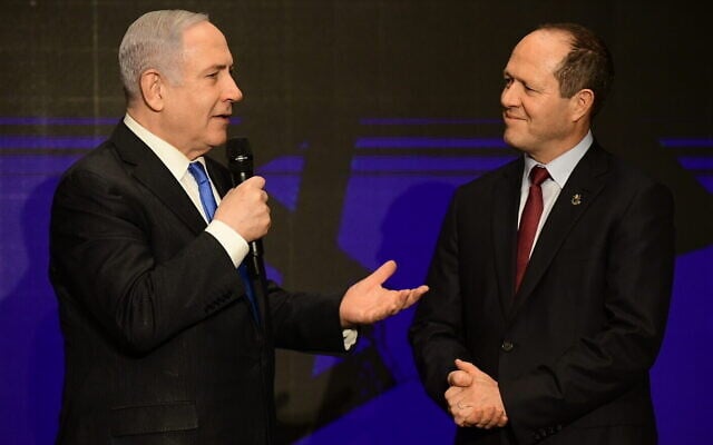 Prime minister Benjamin Netanyahu and Likud MK Nir Barkat present the Likud economic plan, during a Likud party event in Tel Aviv on February 16, 2020. (Tomer Neuberg/Flash90)
