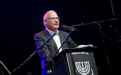 Director General of the National Security Studies (INSS) Amos Yadlin speaks at a protest against then-Israeli prime minister Benjamin Netanyahu at Rabin Square in Tel Aviv on November 14, 2020. (Miriam Alster/ Flash90)