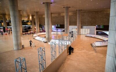 Passengers walk in the arrivals hall at the Ben Gurion International Airport near Tel Aviv on March 8, 2021. (Avshalom Sassoni/ Flash90)