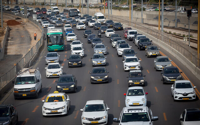 Congestion on the Ayalon highway, March 30, 2021. (Miriam Alster/FLASH90) Congestion on the Ayalon highway, March 30, 2021. (Miriam Alster/FLASH90)