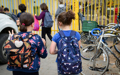 Israeli students going to school in Tel Aviv, on April 18, 2021. (Avshalom Sassoni/Flash90)