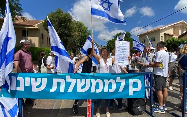 Israelis demonstrate in favor of the so-called "change government" outside the home of Yamina party leader Naftali Bennett in Ra'anana, on June 4, 2021. (Avshalom Sassoni/Flash90)