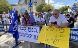 Demonstrators outside the home of  Yamina party leader Naftali Bennett, at the time still in negotiations to form a government, in Ra'anana, on June 4, 2021. (Avshalom Sassoni/Flash90)