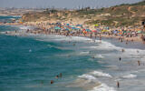 File: People crowd the beach at Palmachim Nature Park, near Ashdod, on June 5, 2021 (Yossi Aloni/FLASH90)