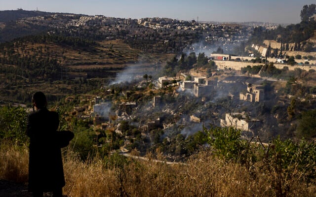 View of a forest fire raging in Lifta at the entrance to Jerusalem, on June 07, 2021. (Olivier Fitoussi/Flash90) View of a forest fire raging in Lifta at the entrance to Jerusalem, on June 07, 2021. (Olivier Fitoussi/Flash90)
