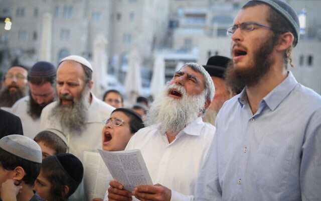 Hunders of religious Jews participate in a joint prayer at the Western Wall in Jerusalem's Old City against the new government on June 13, 2021. (Noam Revkin Fenton/FLASH90)
